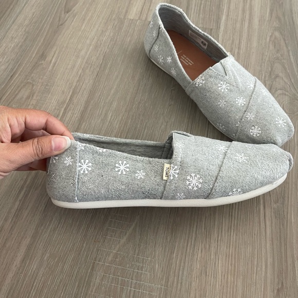 Toms Drizzle Gray Grey Embroidered Snowflakes Women's Classics - Picture 5 of 6